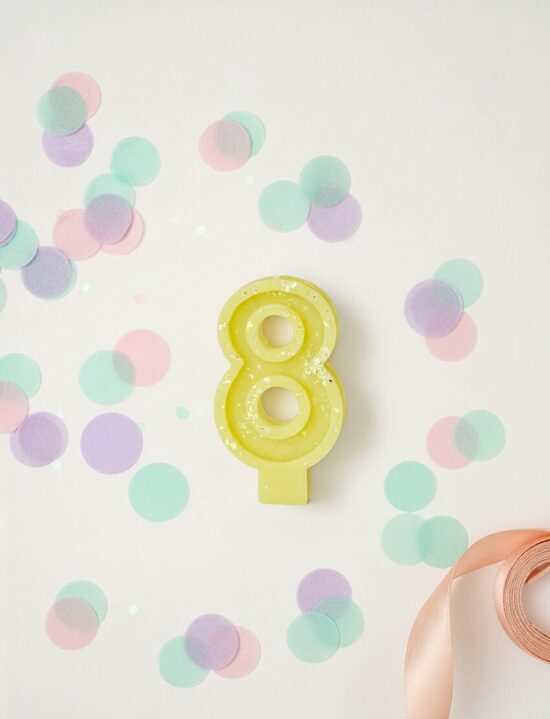 Beeswax number Candle "8" for cakes and cupcakes